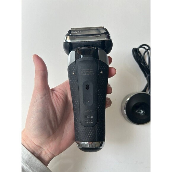 Braun Series 9 9260s Wet+Dry Electric Shaver - Picture 5 of 12